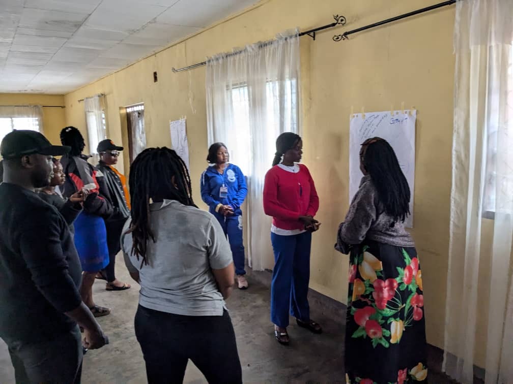 participants presenting their exercise during training